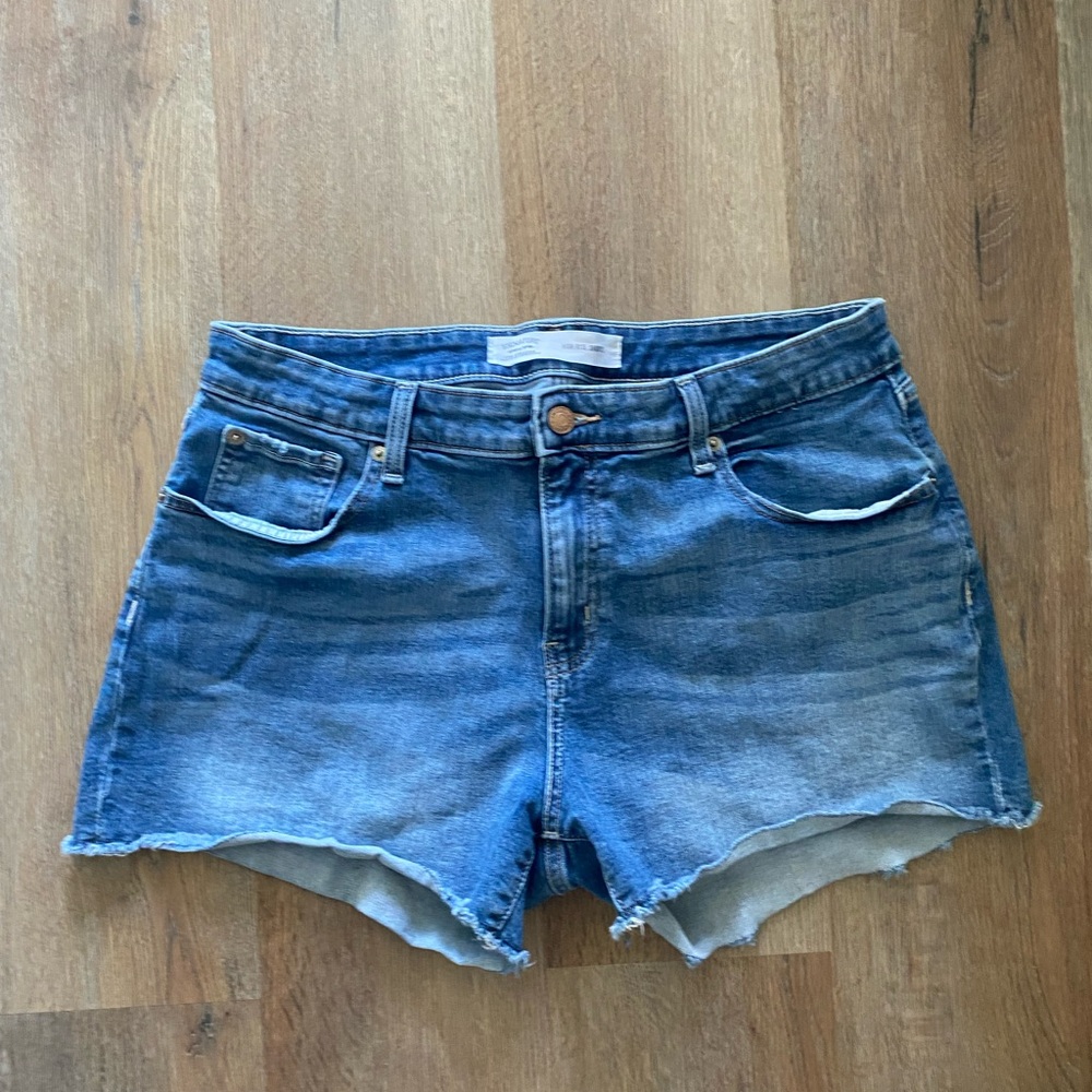 Signature Levi’s High Rise Denim Shorts
